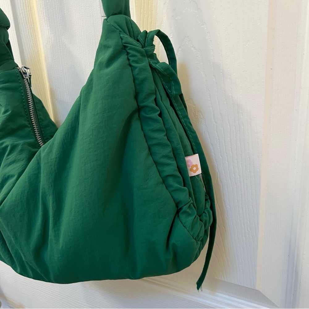 🌱 ‘The Tote Library’ Bag in Green - Picture 4 of 8